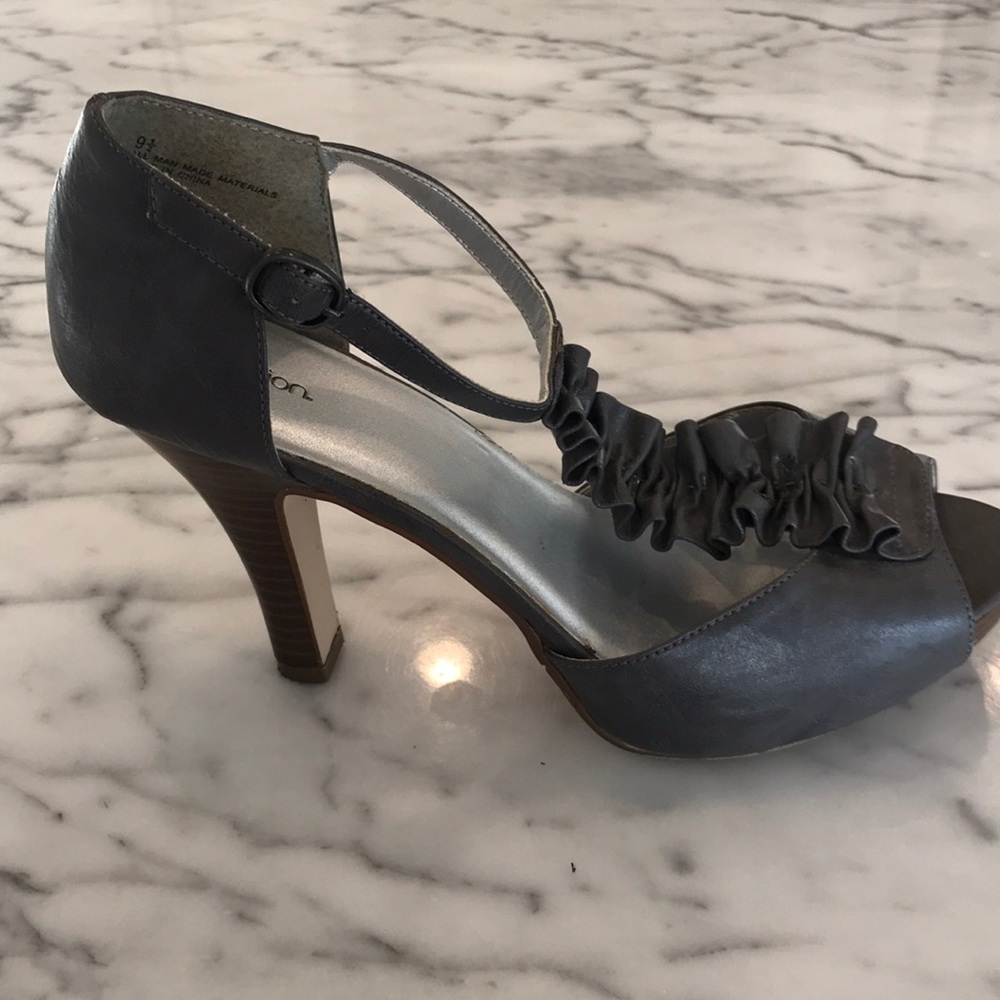 grey ruffle heels - Picture 4 of 4